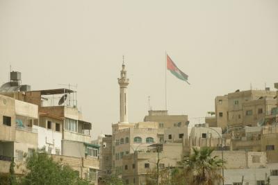Жилые дома, мечеть и государственный флаг. Амман, Иордания