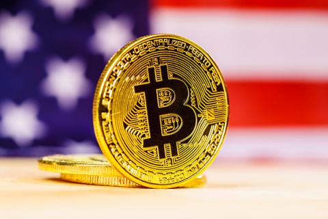 Биткойн на фоне флага США