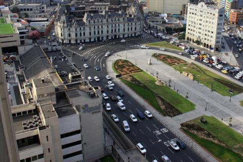 Вид с высоты на центральную часть Лимы, Перу